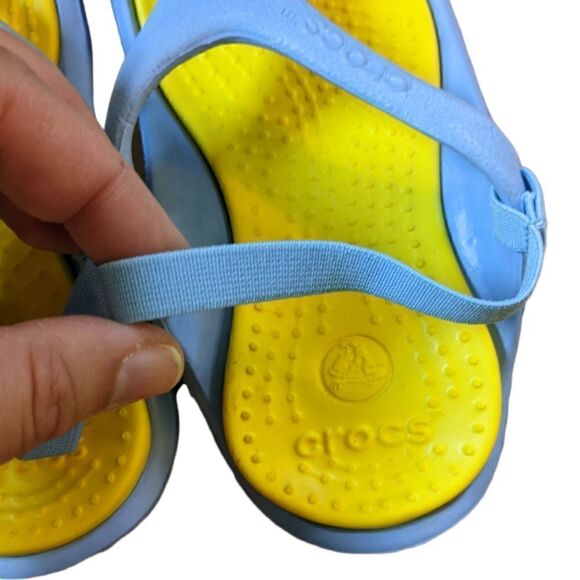 NWT Kids Crocs Flip Flop Sandals, Size 8/9, Yellow Blue - Picture 2 of 6